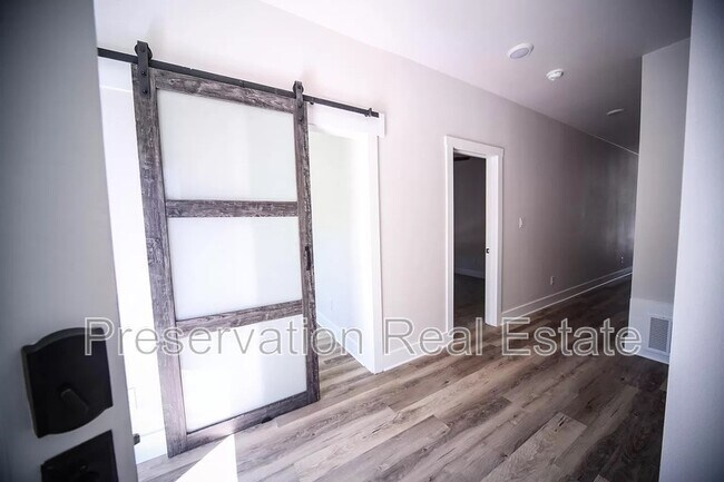 Foto del edificio - 3221 Forest Park Blvd