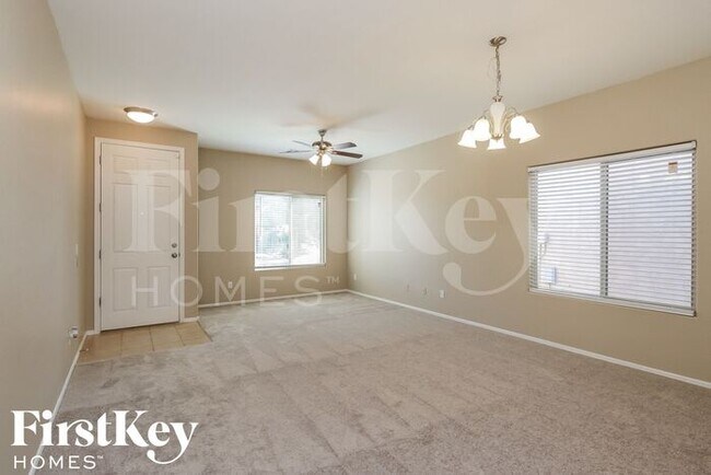 Building Photo - 1206 E Daisy Way
