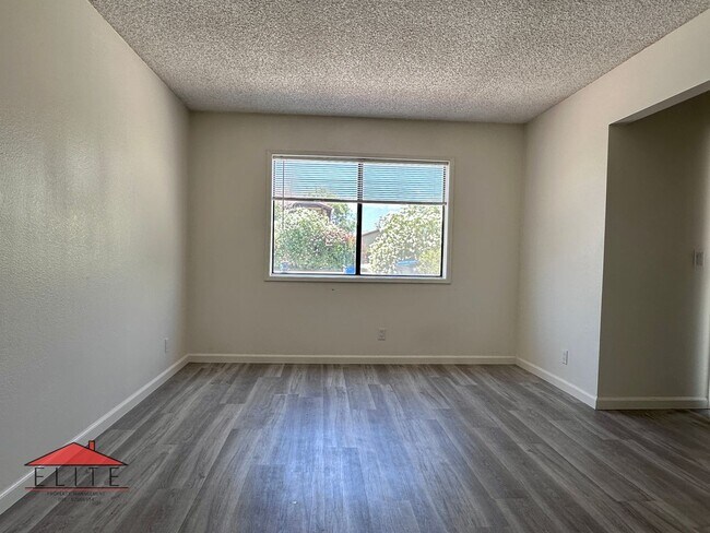 Foto del edificio - 1300 N El Prado St