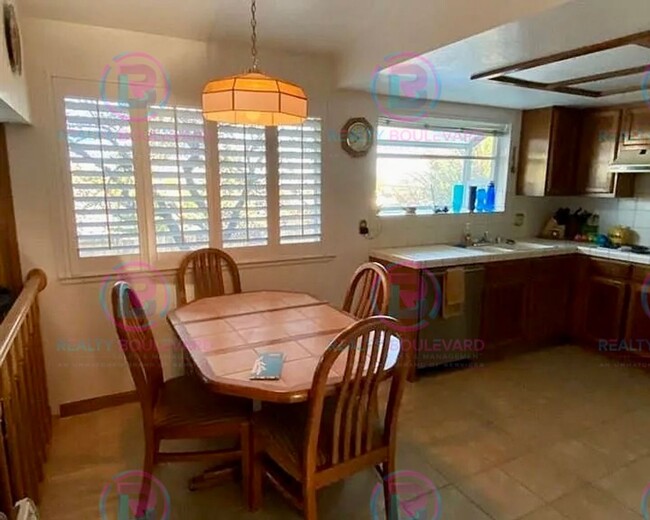 Building Photo - Spacious 4-bedroom, 3-bath home located in...