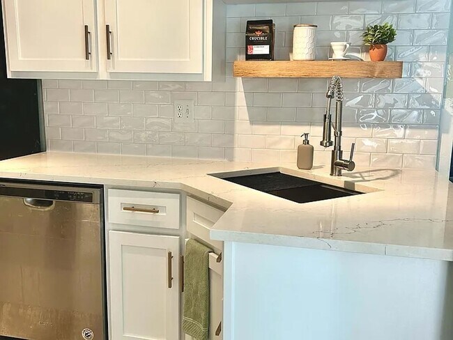 Building Photo - Updated Top-Floor Condo in Boulder’s Powde...