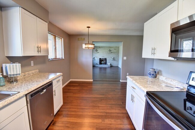 Building Photo - 2 Bed 3 Bath Single Family Home For Rent i...