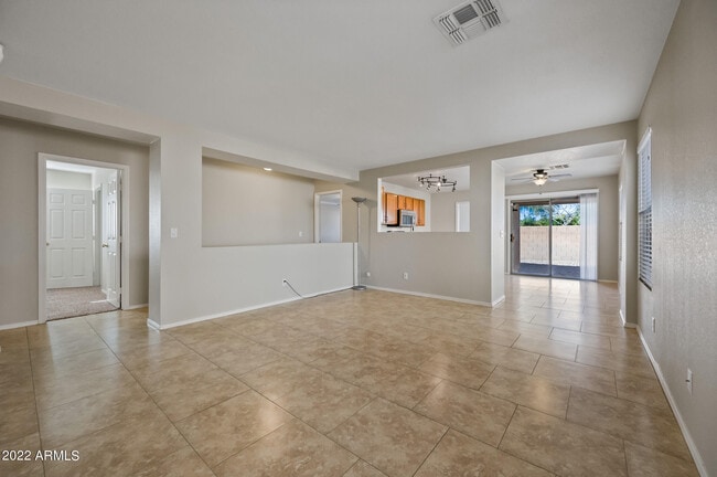 Building Photo - 2820 E Augusta Ave