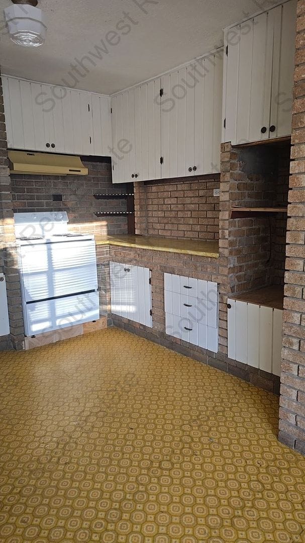Building Photo - Spacious 2 bedroom 1 bath with large garage.