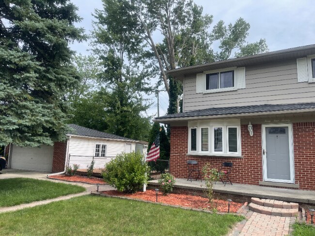 Building Photo - 4420 Stratford Dr