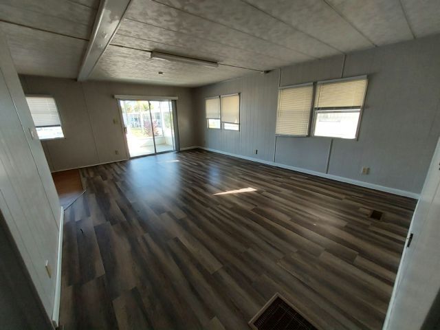 Foto del edificio - 112 50th Avenue Plaza W