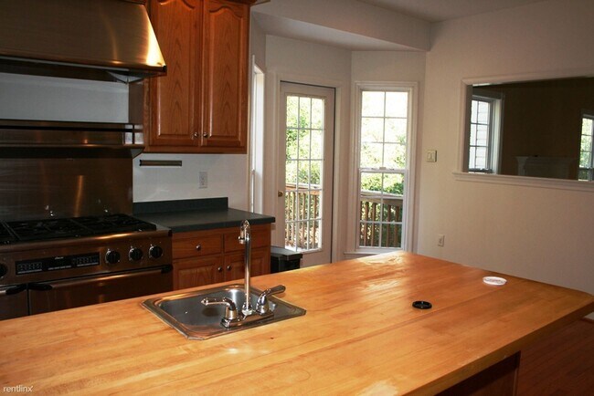 Building Photo - 4 br, 3.5 bath House - 695 Carodon Drive