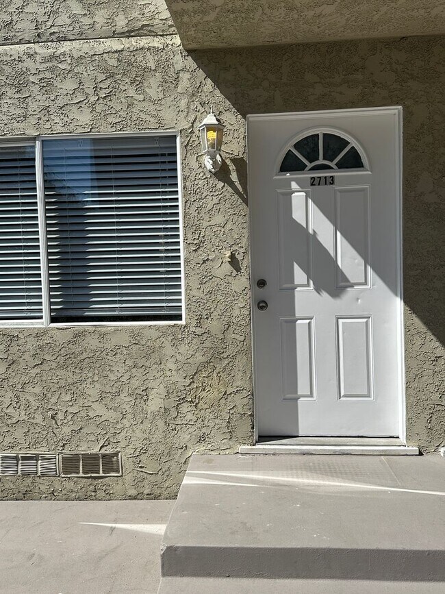 Building Photo - Renovated 1 Bedroom, 1 Bath Ground Floor Apartment with Washer/Dryer and 1 Car Garage