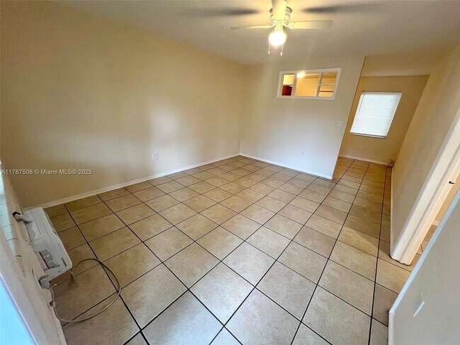 Foto del edificio - 696 NE 85th St