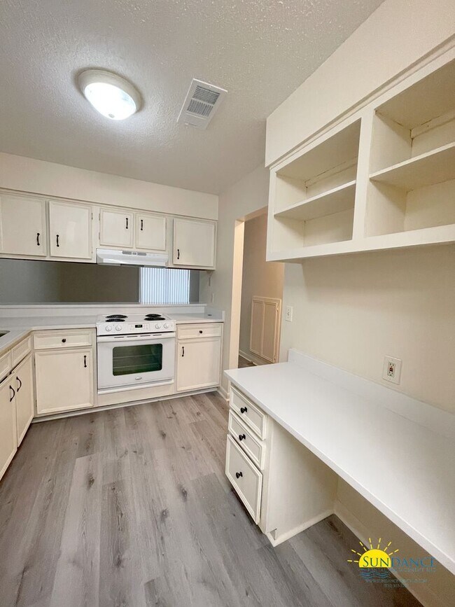 Foto del edificio - Great Centrally Located 2 Bedroom Townhous...