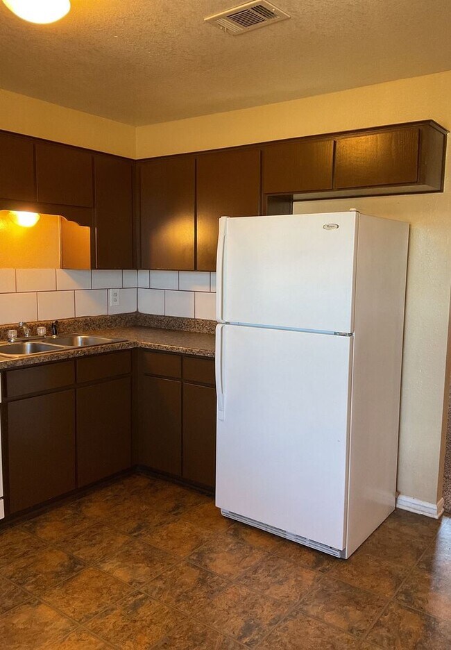 Building Photo - SECTION 8/HUD APPROVED - AVAILABLE NOW!