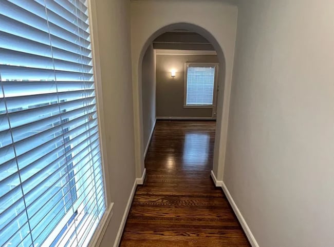 Building Photo - 421 Summit Ave E