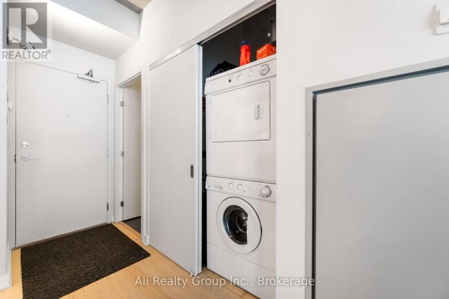 Building Photo - 354 Gladstone Ave