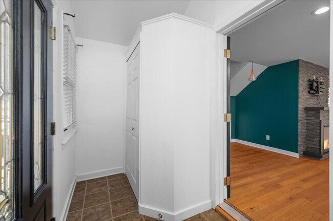 Foto del edificio - Beautifully Renovated Contemporary Cape with Private Backyard