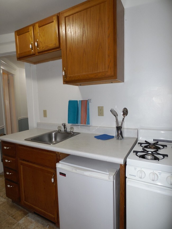 Building Photo - 411 W Dutton St