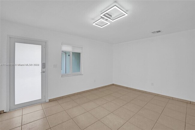Building Photo - 2745 SW 17th St