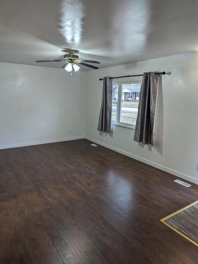 Building Photo - 3303 Sylvan Dr