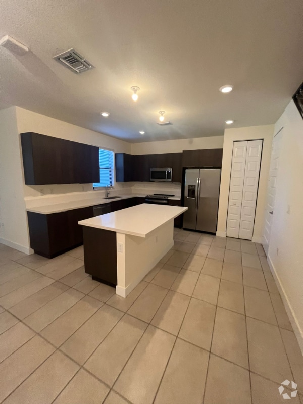 Building Photo - 8154 NW 114th Pl