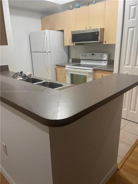 Foto del edificio - 2458 Centergate Dr