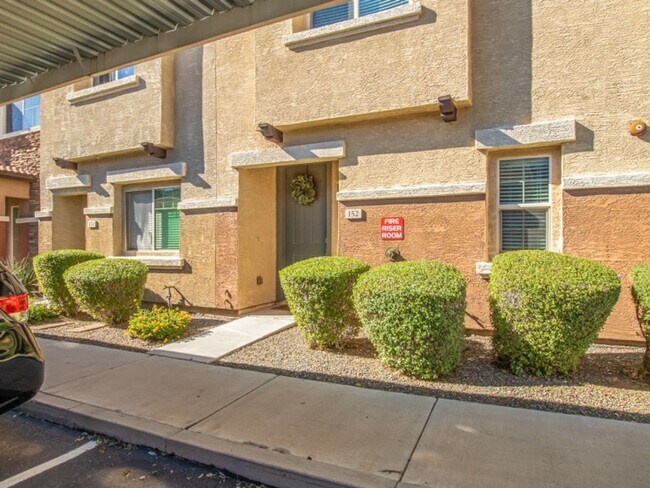Foto del edificio - Premium 3 bed, 2.5 bath end condo in East ...