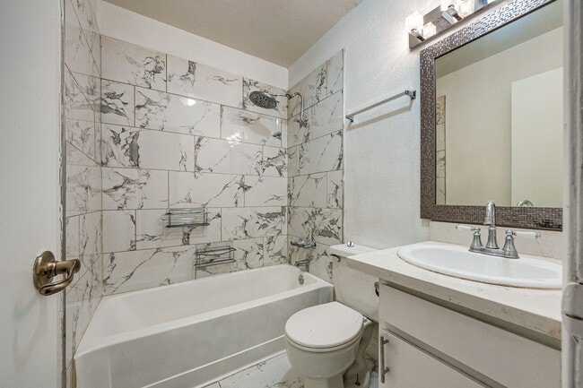 Foto del edificio - Charming Single-Level Townhome with Modern Flooring & Update Bathroom & Kitchen
