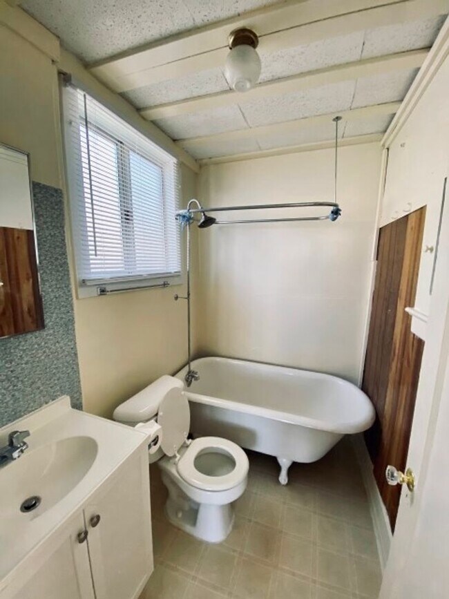 Foto del edificio - Quaint 1 Bed 1 Bath Home in Medford