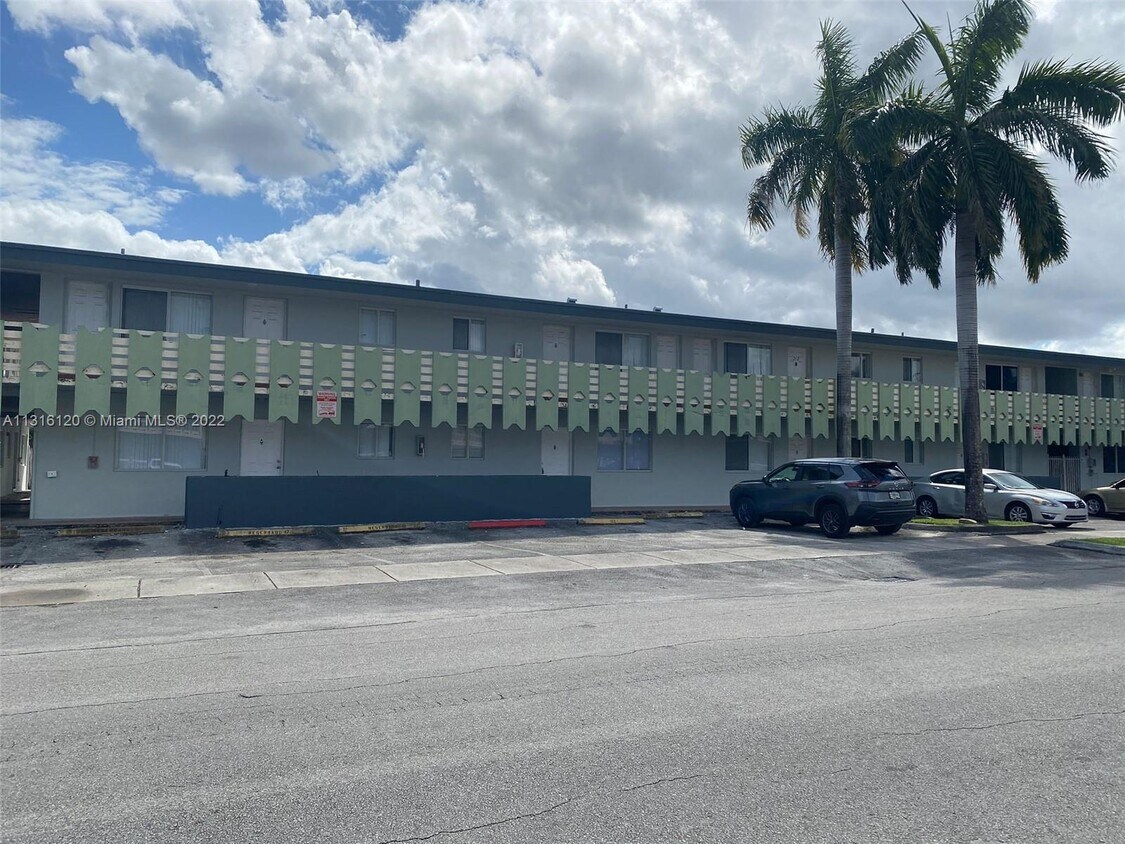 980 NE 170th St Unit 114, North Miami Beach, FL 33162 Condo for Rent