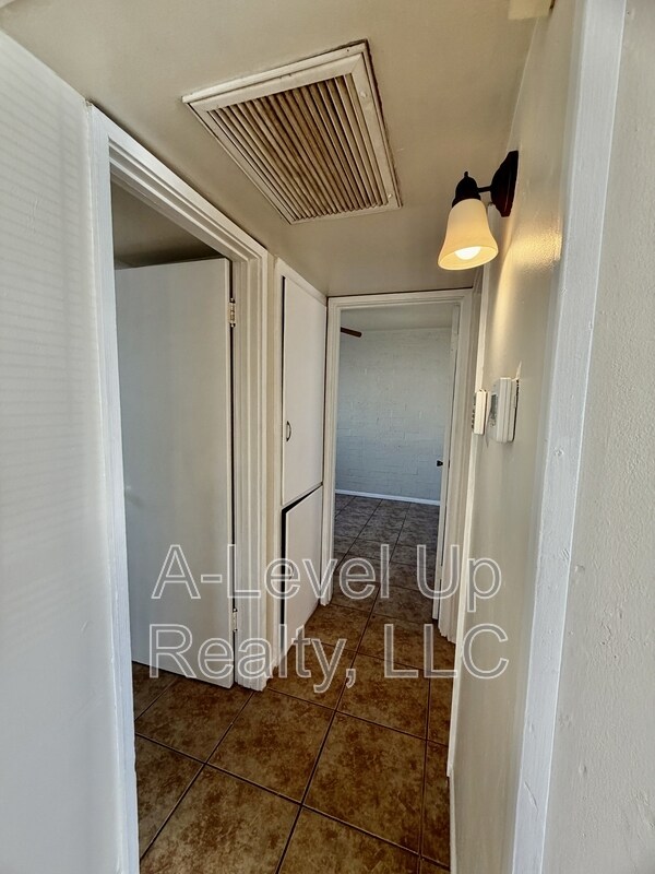 Building Photo - 2304 E Monterey Vista