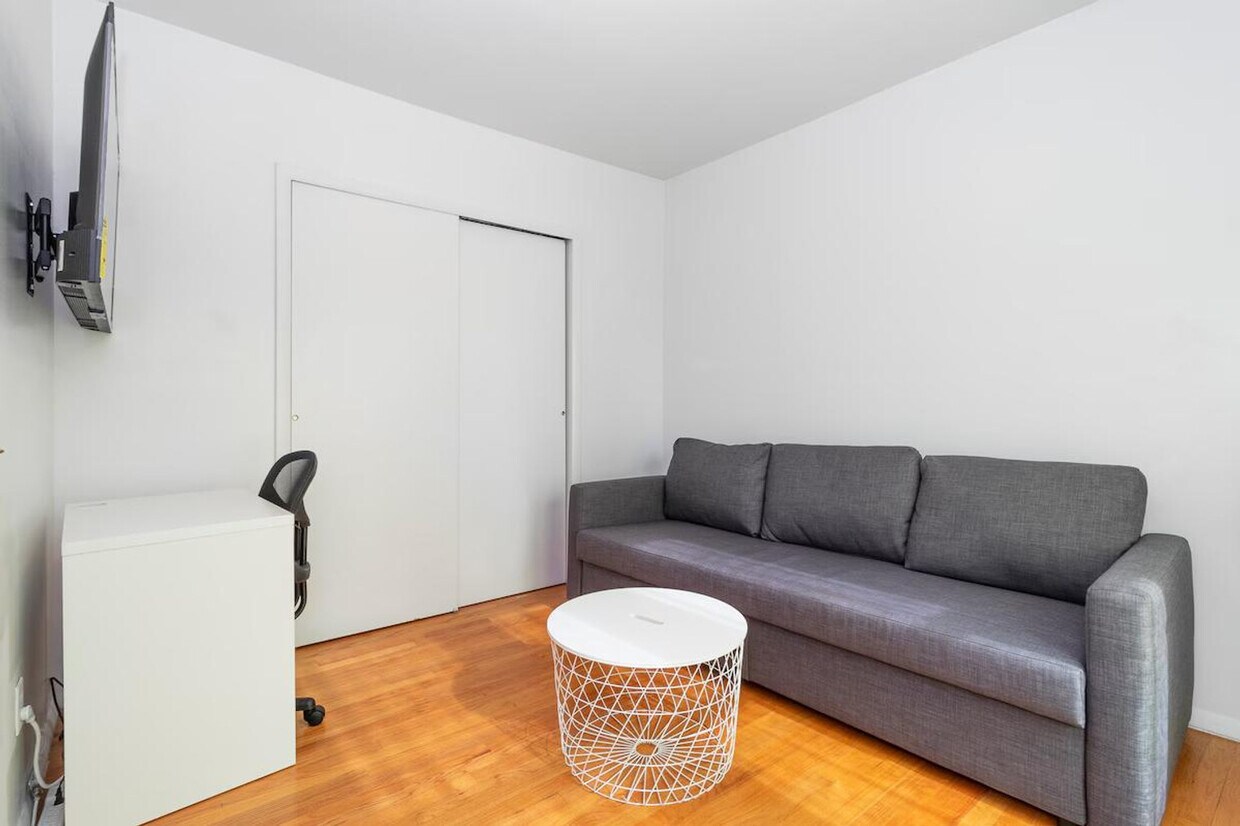 Foto principal - 224 E 95th St