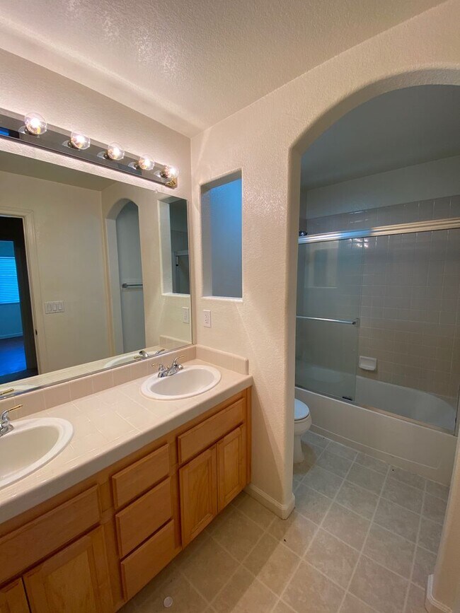 Foto del edificio - Beautiful 5 Bedroom Home