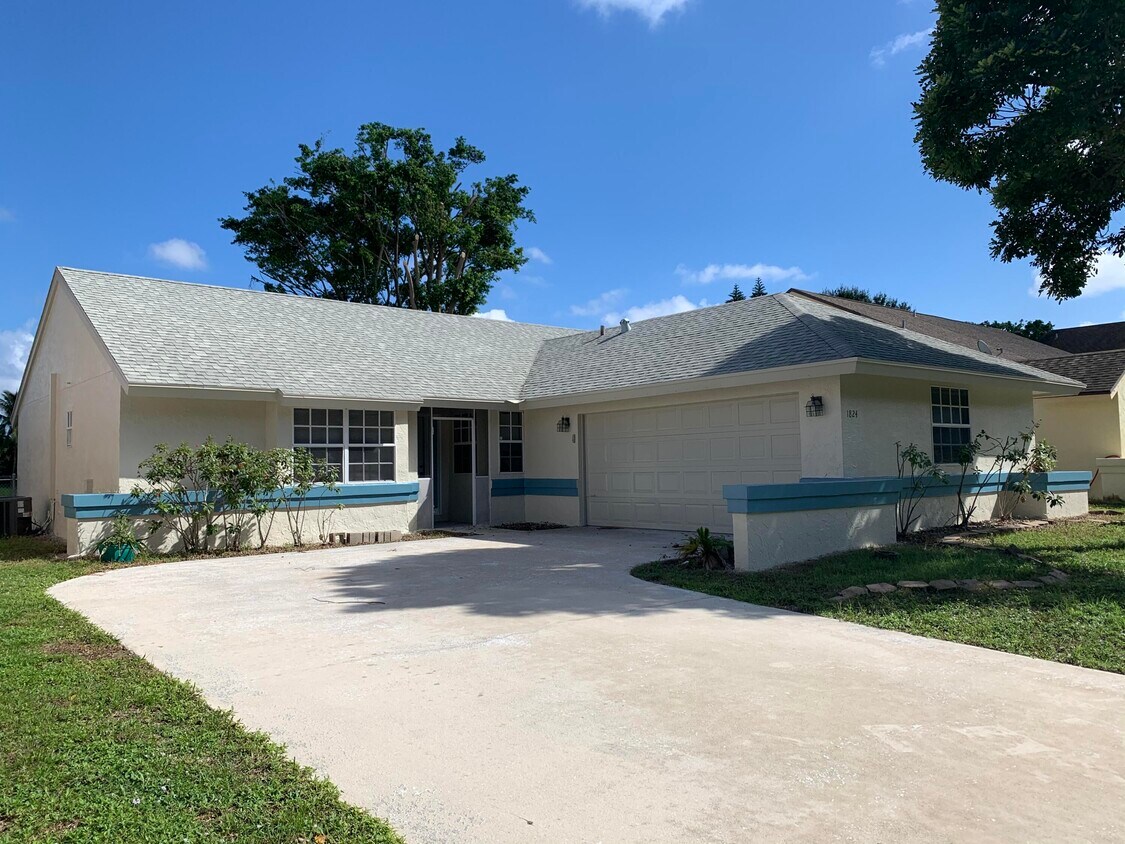 Primary Photo - 1824 Edgewater Dr