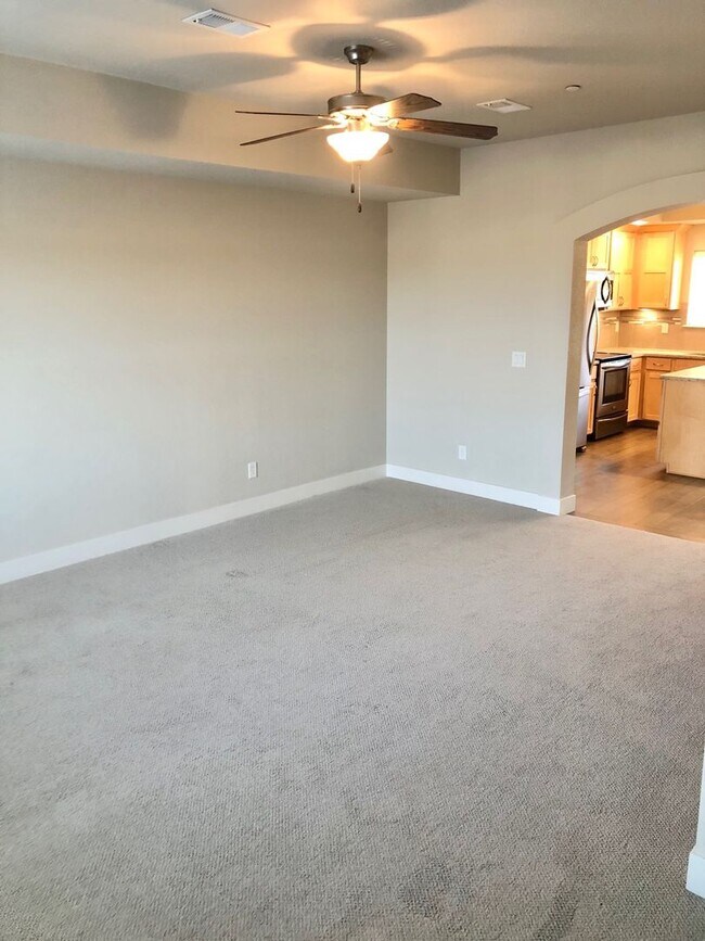 Building Photo - Spacious Condo with Fireplace in Southeast...