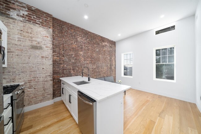 Building Photo - 27 Corbin Ave