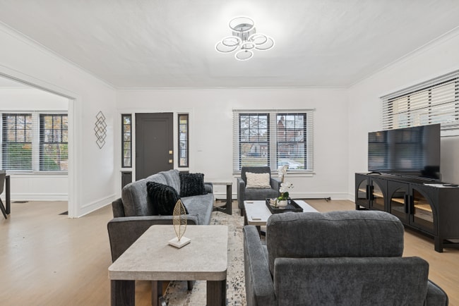 Building Photo - 1937 Foster Ave