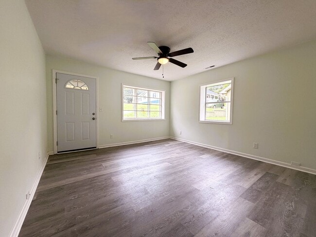 Building Photo - Cozy, Convenient & Completely Renovated in Corydon