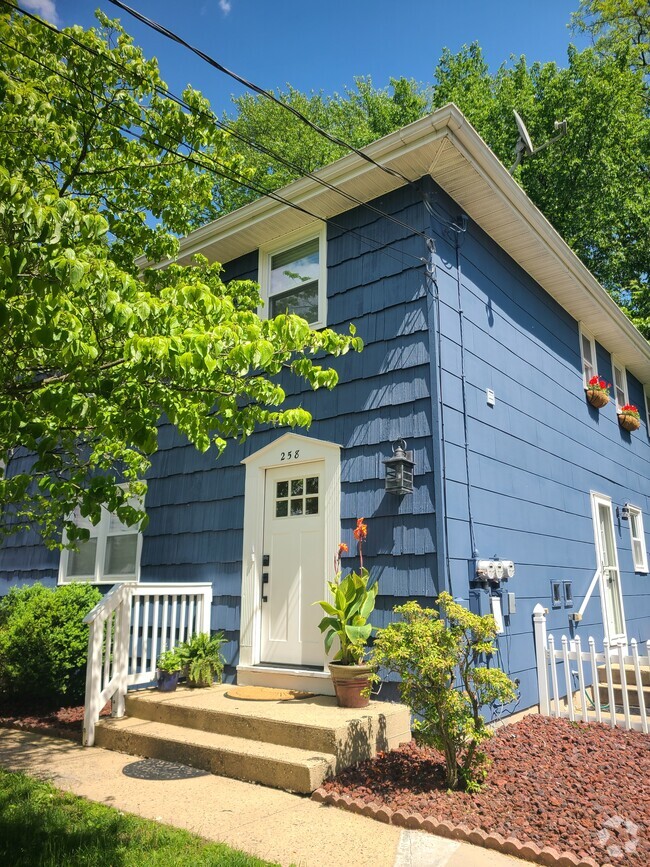 Building Photo - 258 Evergreen Ave