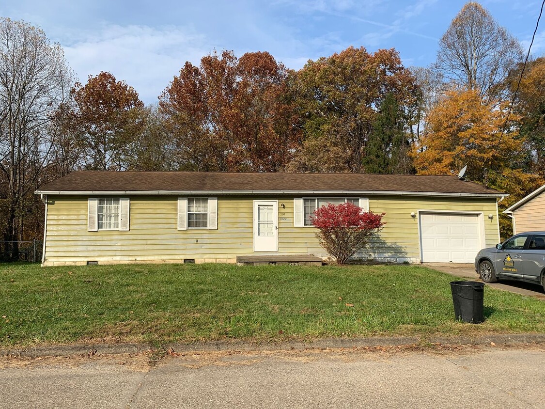 Primary Photo - 3 Bedroom 1 Bath House in Davisville