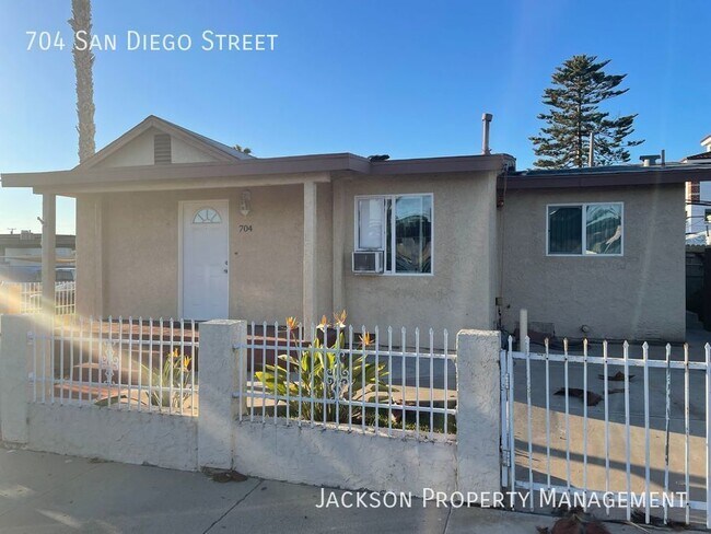 Building Photo - Spacious 4 bedroom, 2 bath home located le...