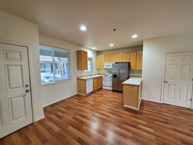 Foto del edificio - Great Location! 2 Bed 2 Bath Townhouse Style Condo! Open Concept! Laminate Floors Throughout Main!