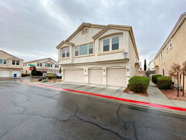 Building Photo - 2 BEDROOM 2 BATH TOWNHOME IN GATED COMMUNITY