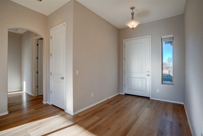 Building Photo - 3 Bedroom + Den, 2 Bath, 3 Car Garage Home for Rent in Granville!