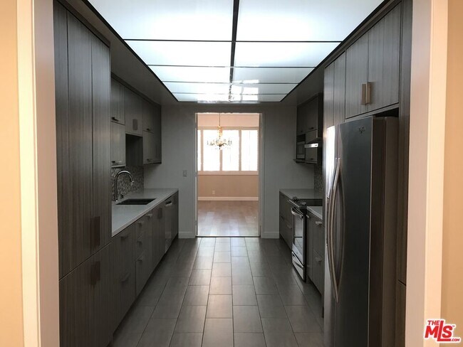 Building Photo - 241 S Reeves Dr
