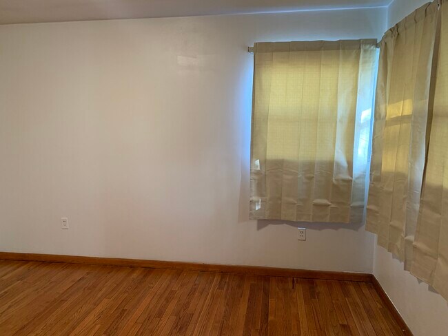 Building Photo - 411 N Hillsdale Dr
