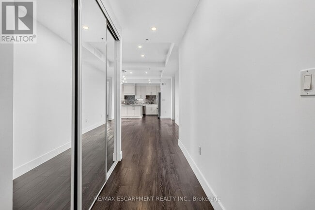 Building Photo - 640 Sauve St