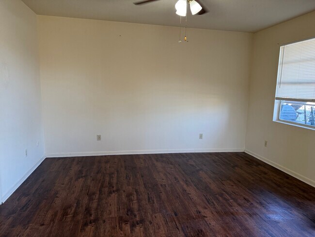 Foto del edificio - 14448 Bonham St