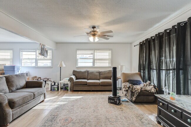 Foto del edificio - 4-Bedroom 3-bath Pre-lease For Summer 2026!