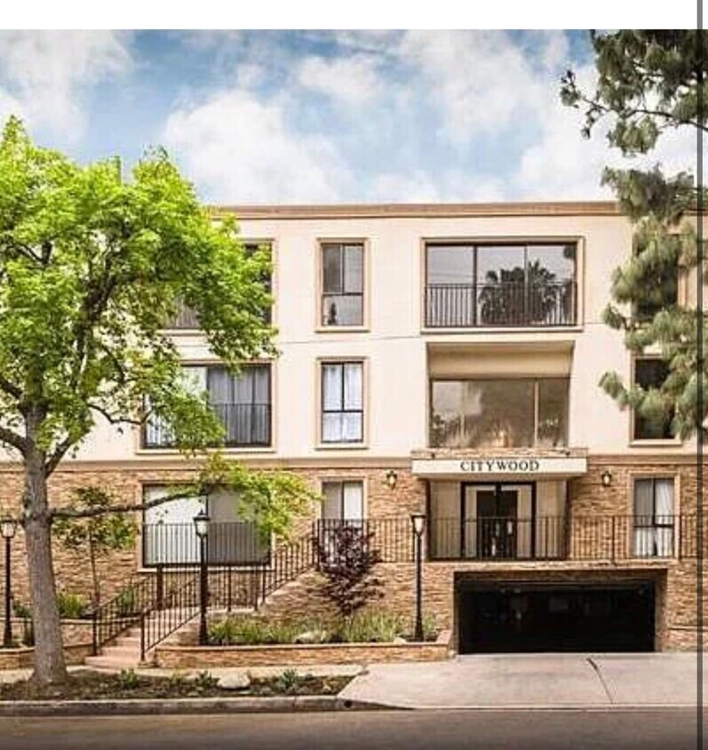 Primary Photo - 15344 Weddington St