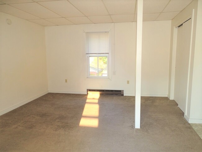 Building Photo - 215 W Main St