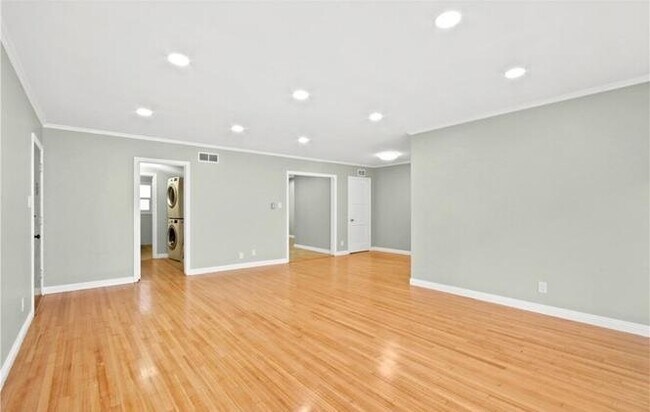 Building Photo - "Chic 1-Bed Condo at 325 Cedar Ave #7, Lon...