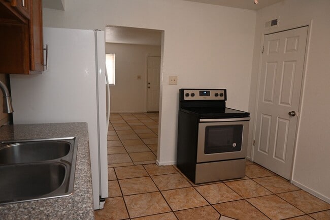 Building Photo - 2 Bedroom Apartment - Downtown Las Vegas -...